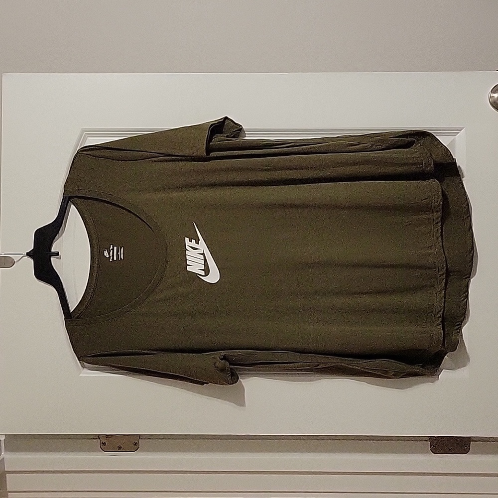 Nike Women's, crew neck, loose fit tee/tunic, 2X, high/low. Olive Green/white.